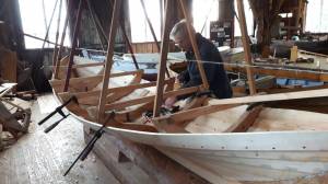 Bygge av jaktkanot på Östra Hästholmen